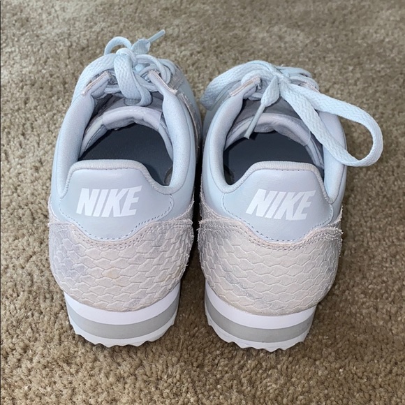 Nike Women’s Sneakers - Picture 3 of 4